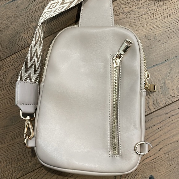 Tan Crossbody Bag Adjustable Decorative Strap Pockets Gold Hardware - Picture 4 of 7